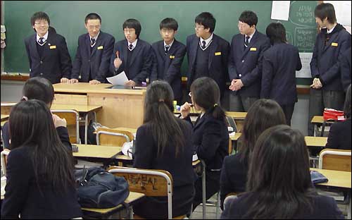 1학년 교실에서 홍보를 하고 있는 동아리 소속 학생들. 